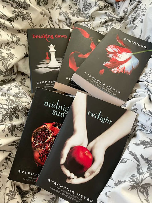 Twilight Saga (5 Books) by Stephenie Meyer ( This complete collection includes Twilight, New Moon, Eclipse, Breaking Dawn, and Midnight Sun)